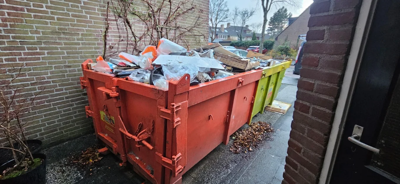Bouwafval container in woonwijk